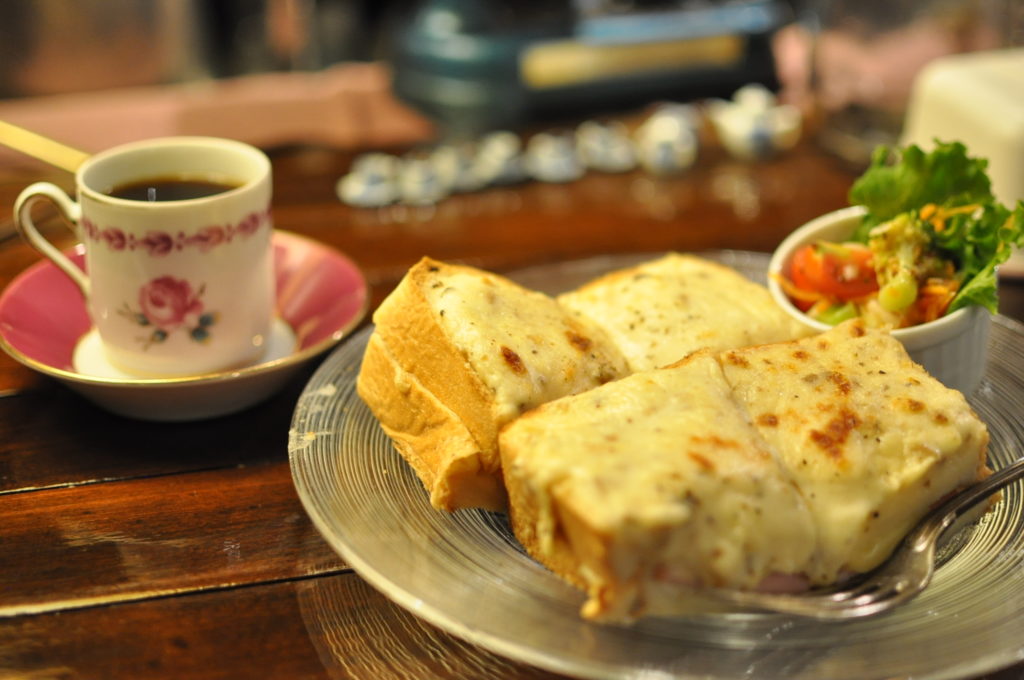 コーヒーとグラタントースト