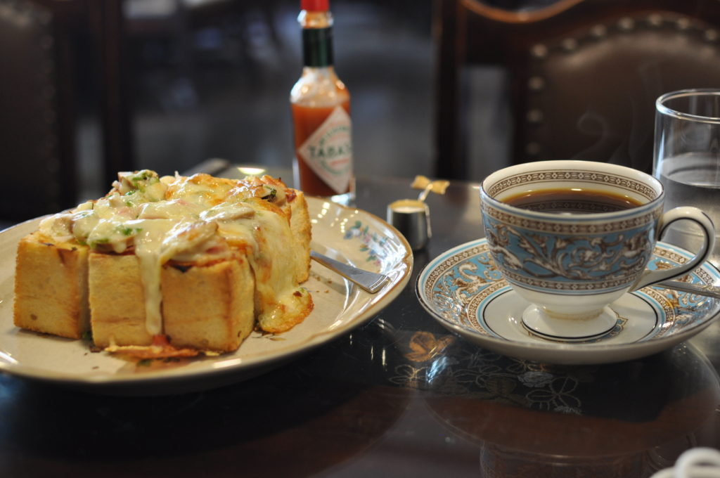 ピザトーストとコーヒー