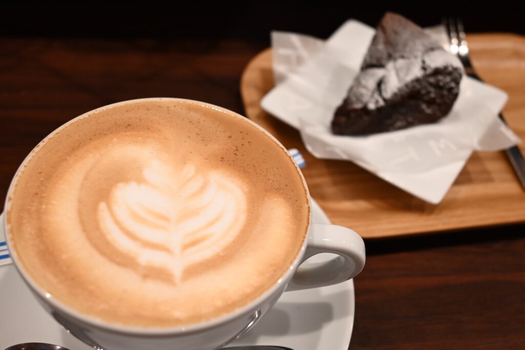 カフェラテとチョコレートケーキ